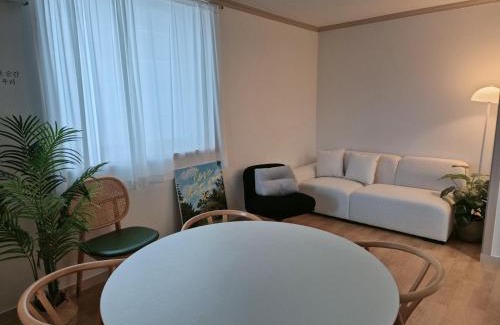 Gyeongju Villa | 경주스테이구황,주차2대,스텐바이미,마샬스피커,다이슨에어랩,황리단길과 경주월드 관광에 위치 최상