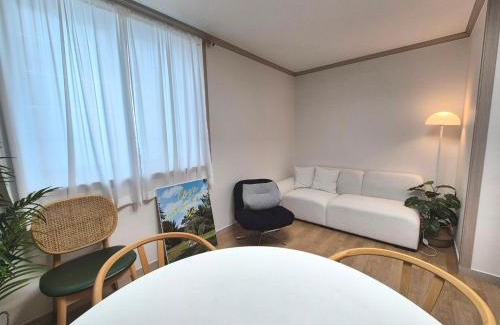 Gyeongju Villa | 경주스테이구황,주차2대,스텐바이미,마샬스피커,다이슨에어랩,황리단길과 경주월드 관광에 위치 최상