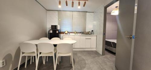 Yeonnam-dong Apartment | 매일, Hongdae Art house
