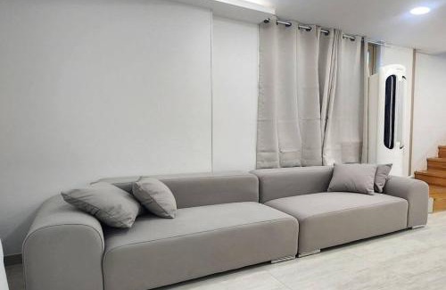 Yeonnam-dong Apartment | 복층하우스, White Linen House