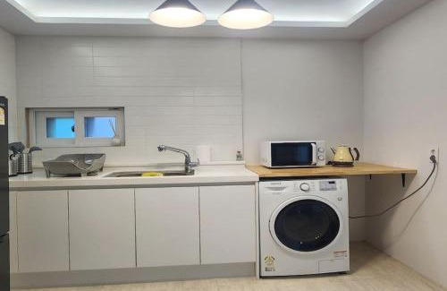 Yeonnam-dong Apartment | 복층하우스, White Linen House