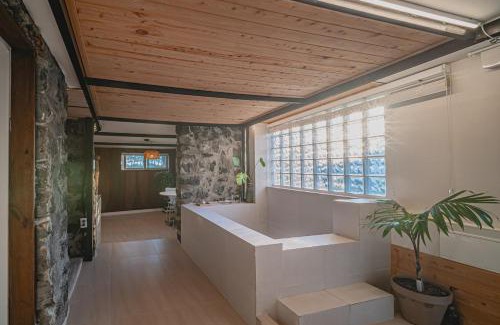 Jocheon Bed & Breakfast | 신흥부부공간b동