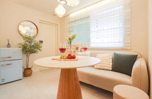 Yeonnam-dong Apartment | 홍대ㆍ공항철도 STAY h #올리모델링#홍대입구역 도보9분#연트럴파크3분#짐보관# 6인#호텔침구#각방에어컨#무료와이파이#세탁건조기#교통최고