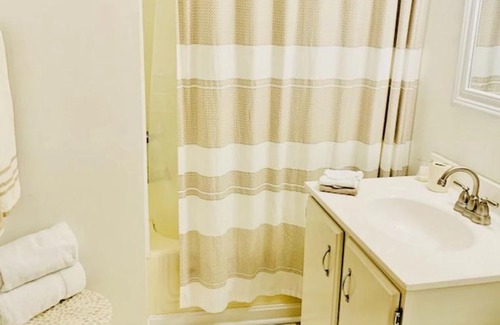 Washington House | 0.5House Completely private SUITE with full kitchen & Fast Wi-Fi super location!