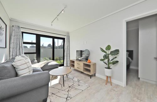 Milnerton Apartment | 002 Burmesiter on Park- 2 minute walk from the beach