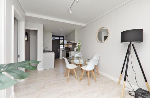 Milnerton Apartment | 002 Burmesiter on Park- 2 minute walk from the beach