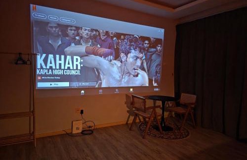 Taman Mount Austin Apartment | 028 Projector Palazio Vintage House Netflix Wifi