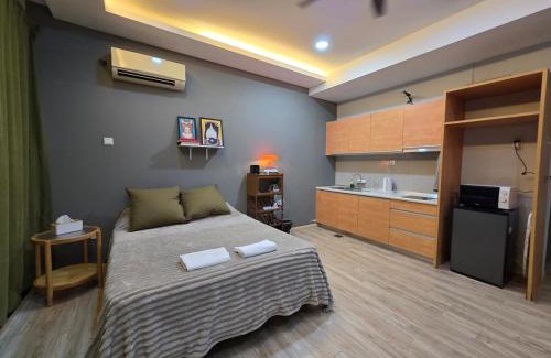 Taman Mount Austin Apartment | 028 Projector Palazio Vintage House Netflix Wifi