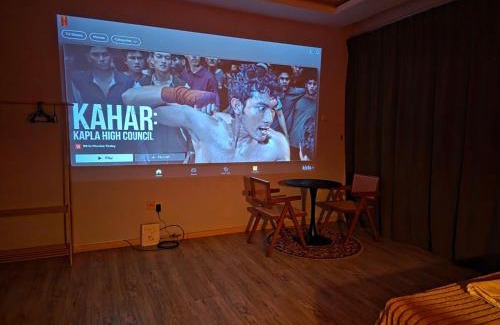 Taman Mount Austin Apartment | 028 Projector Palazio Vintage House Netflix Wifi