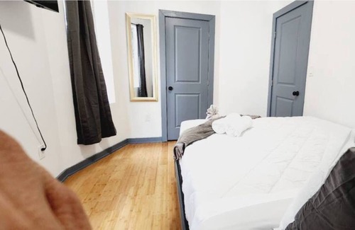 Primos Secane House | #03 Comfy Room With Queen Bed + TV in Angora
