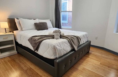 Primos Secane House | #03 Comfy Room With Queen Bed + TV in Angora