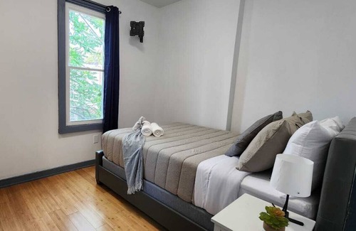 Primos Secane House | #04 Bright Room With Queen Bed+ TV in Angora