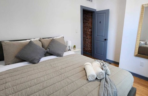 Primos Secane House | #04 Bright Room With Queen Bed+ TV in Angora