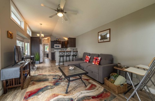 Regional District of Mount Waddington Apartment | 04 - Eagle`s Nest Cottage