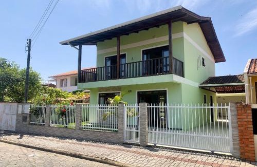 Ze Amandio House | 053 - Casa de praia para até 10 pessoas Bombinhas, com 4 vagas de garagem