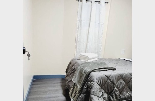 Primos Secane House | #06 Basement Room With Twin Bed + TV in Angora
