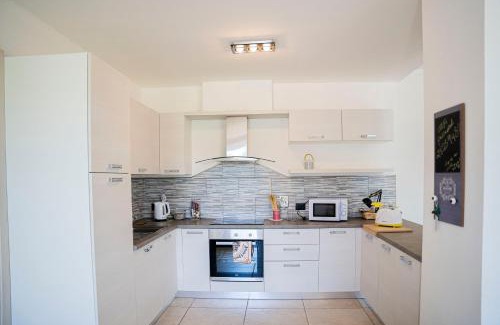 Casarza Ligure Apartment | 066 - VILLA LETIZIA, Elegante 3 PISCINA e Natura, 10 minuti da MARE e SPIAGGIE