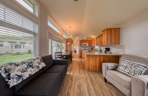 Regional District of Mount Waddington Apartment | 07 - Oceanside7 Cottage