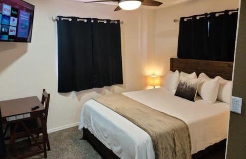 Valle House | 070B Grand Canyon Suite with Kitchenette near South Rim Sleeps 4