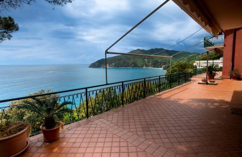 Moneglia Apartment | 080 - La Villa storica Il Vigneto 45b, Terrazza sul Mare - Parcheggio privato GRATIS