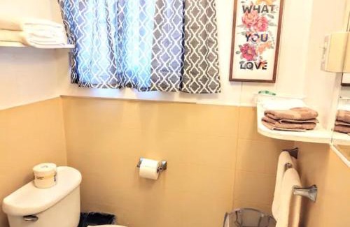 Mid America House | #09 - Large Lakeview One Bedroom- Pet Friendly