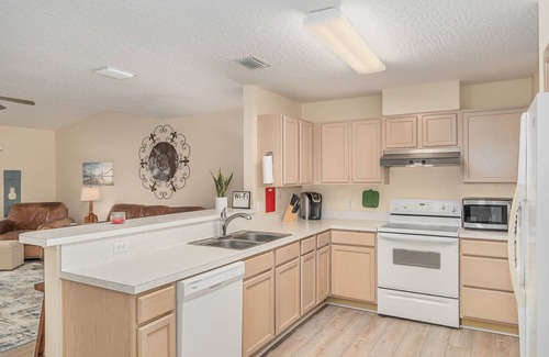 Satellite Beach House | 1/2 mile from the Atlantic Ocean - spacious townhouse