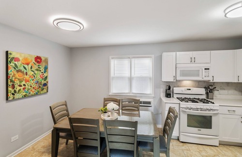 Russell Apartment | 1/2 Mile to Downtown Libertyville