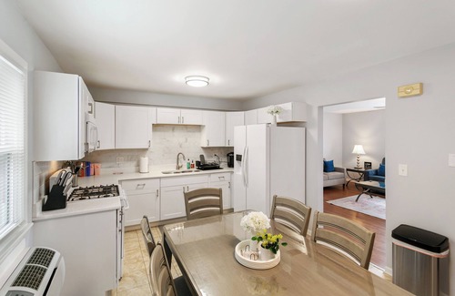 Russell Apartment | 1/2 Mile to Downtown Libertyville