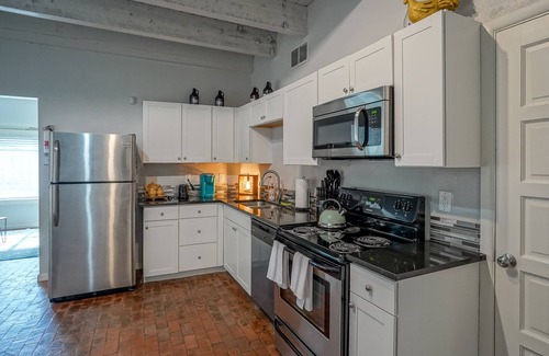 West Old Town Apartment | #1: 2bd/2ba, Walk to Old Town, AC/laundry/King bed