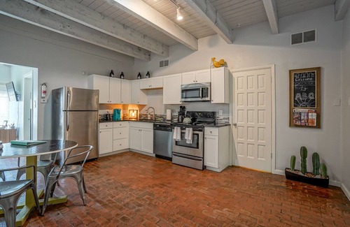 West Old Town Apartment | #1: 2bd/2ba, Walk to Old Town, AC/laundry/King bed