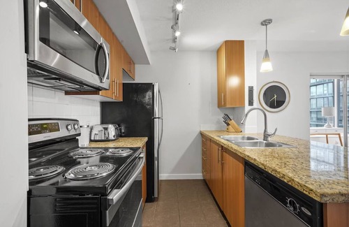 Crosstown Condo | 1.5 Bedroom Condo DT, Sleeps 5, Amenities+Parking