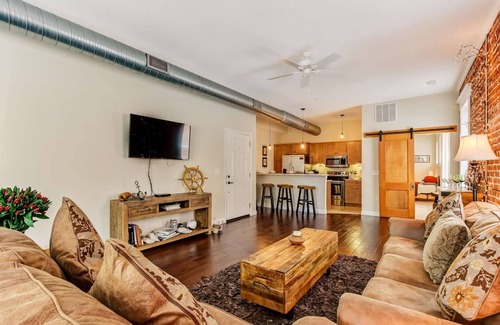 Springfield Condo | 1.5 Miles to EverBank Stadium |BBQ, Firepit |