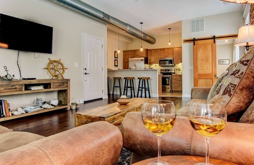 Springfield Condo | 1.5 Miles to EverBank Stadium |BBQ, Firepit |