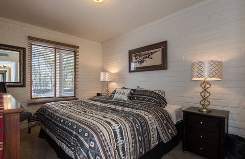 Northeast Santa Fe Hotel | 1-BD Suite near Plaza at Fort Marcy Hotel Suites by All Seasons Resort Lodging