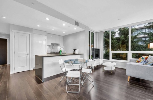 Vancouver Apartment | 1-BDR&1-Bath | 800 sq.ft | AC | Free WiFi & Parking | Quiet Neighbor