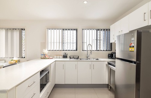 Sunnybank Apartment | 1 Bdr Apt! Train! Parking! Restaurants! 3144D1
