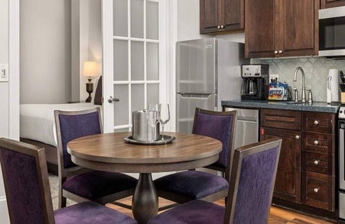Central Business District Resort | 1-Bdrm Presidential Suite in Warehouse District Next to the Famed French Quarter