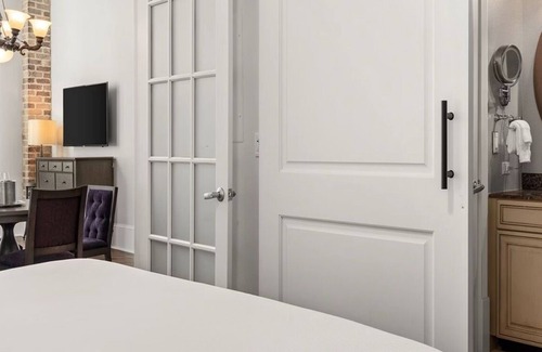 Central Business District Resort | 1-Bdrm Presidential Suite in Warehouse District Next to the Famed French Quarter