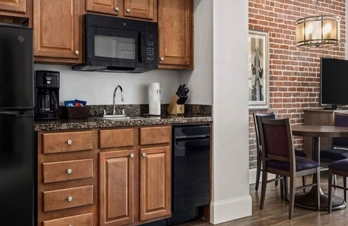 Central Business District Resort | 1-Bdrm Suite in NOLA Historic Warehouse District Near the Famous French Quarter