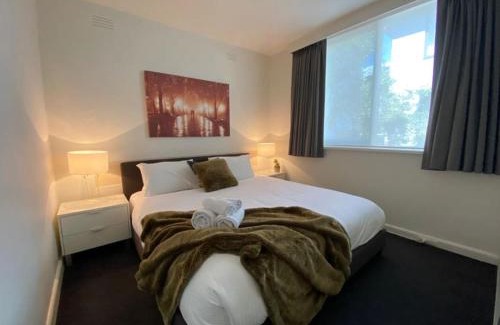 Saint Kilda South Apartment | 1 Bdrm With Parking, Walk to Beach