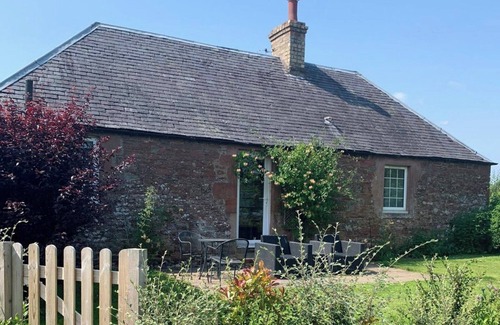 Perth Cottage | 1 bedroom accommodation in Bridge of Earn near Perth