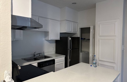 Dallas Apartment | 1 bed 1 bath. Lake and pool access. nComfortable, quiet, study and relax suite.