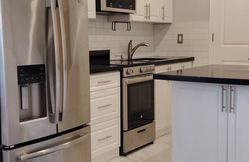 Pickering Apartment | 1 bed and bath in a 3 bedroom apartment at waterfront, Pickering.