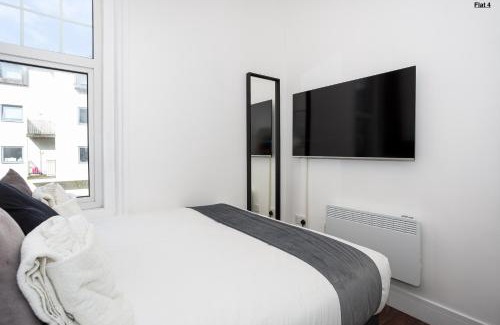 Southend-on-Sea Apartment | 1 Bed Apartments, 2 Mins to Beach, Sleeps 4
