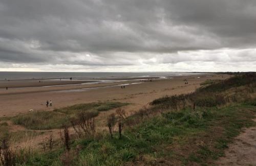 Bridlington Ski Chalet | 1 Bed Cabin - Sleeps 2 - Pets - 2 Min To Beach