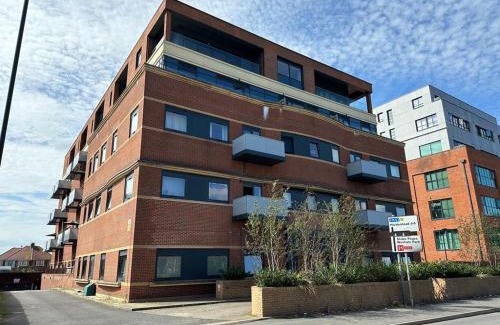 Slough Apartment | 1 Bed, Close to Slough Station, 20 min to Heathrow Airport