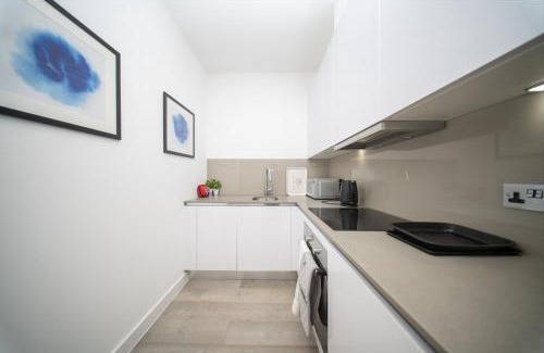 Slough Apartment | 1 Bed, Close to Slough Station, 20 min to Heathrow Airport