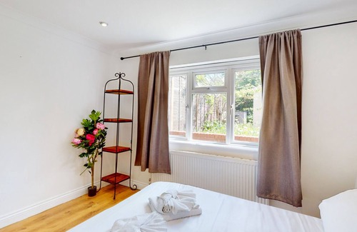 Friern Barnet Apartment | 1 Bed Flat in Arnos Grove Near Alexandra Palace