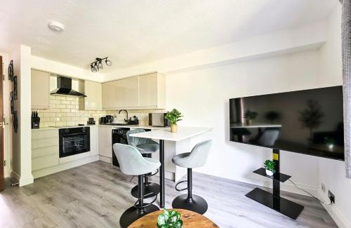 Whittington Apartment | 1 Bed flat in London with Free Parking