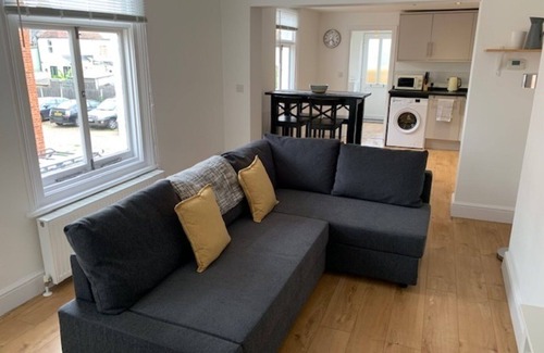 Whitstable House | 1 Bed Flat Sleeps 4, Free Parking, Balcony